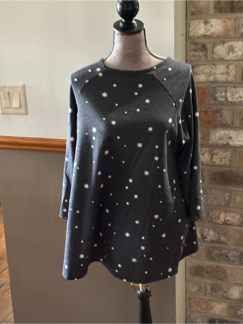 Kim & Cami Charcoal Star Print Pullover